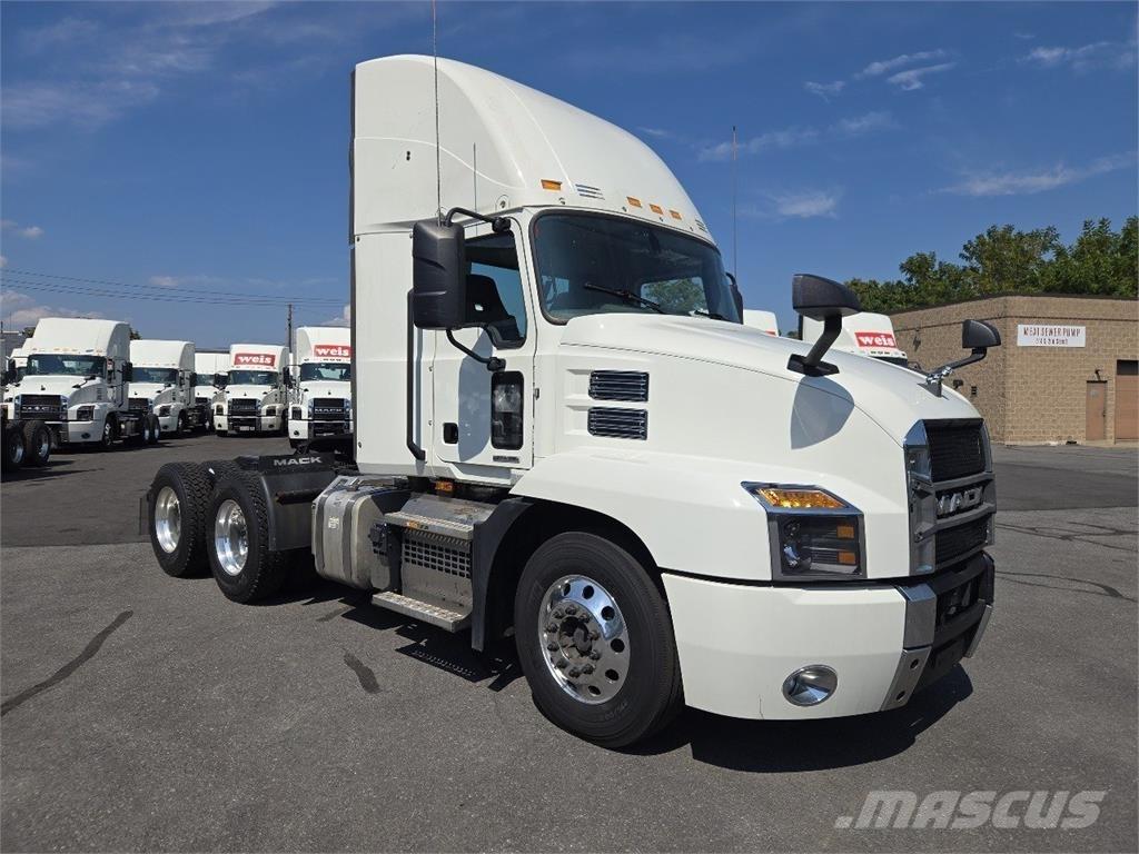 Mack AN64T Trekkers