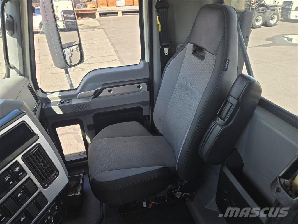 Mack AN64T Trekkers