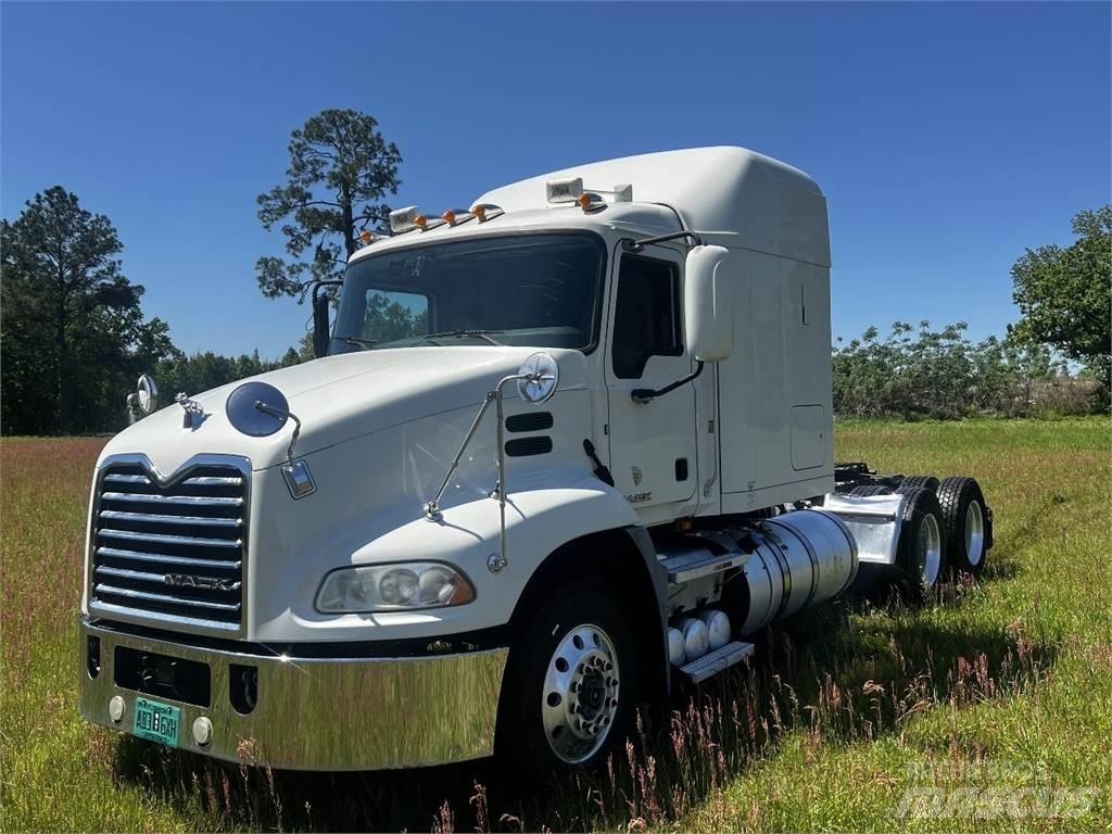 Mack CXU 613 Trekkers