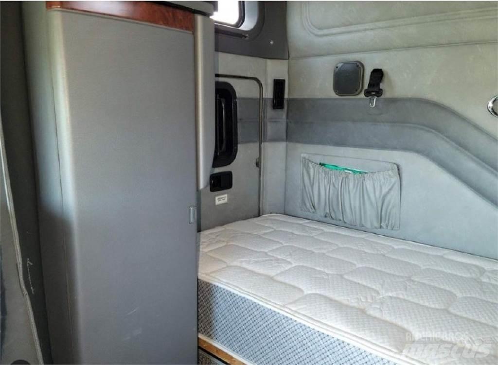 Mack CXU 613 Trekkers
