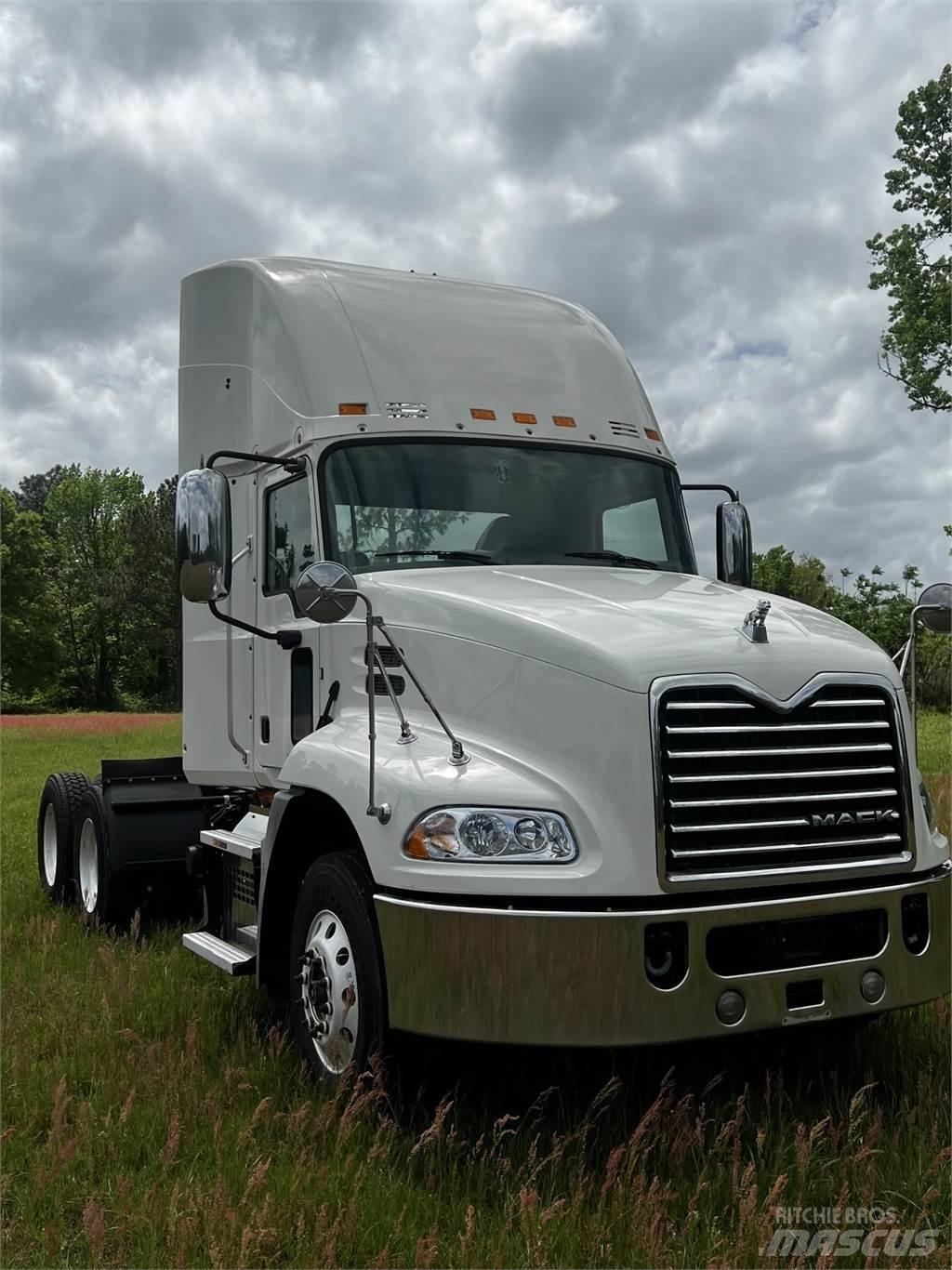 Mack CXU 613 Trekkers
