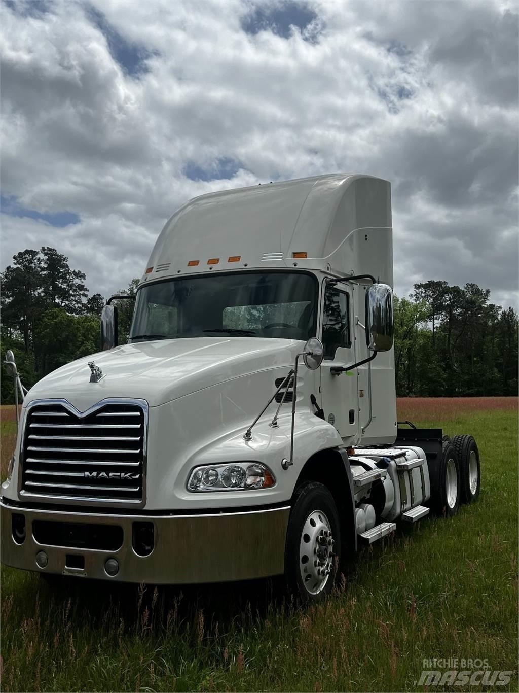 Mack CXU 613 Trekkers