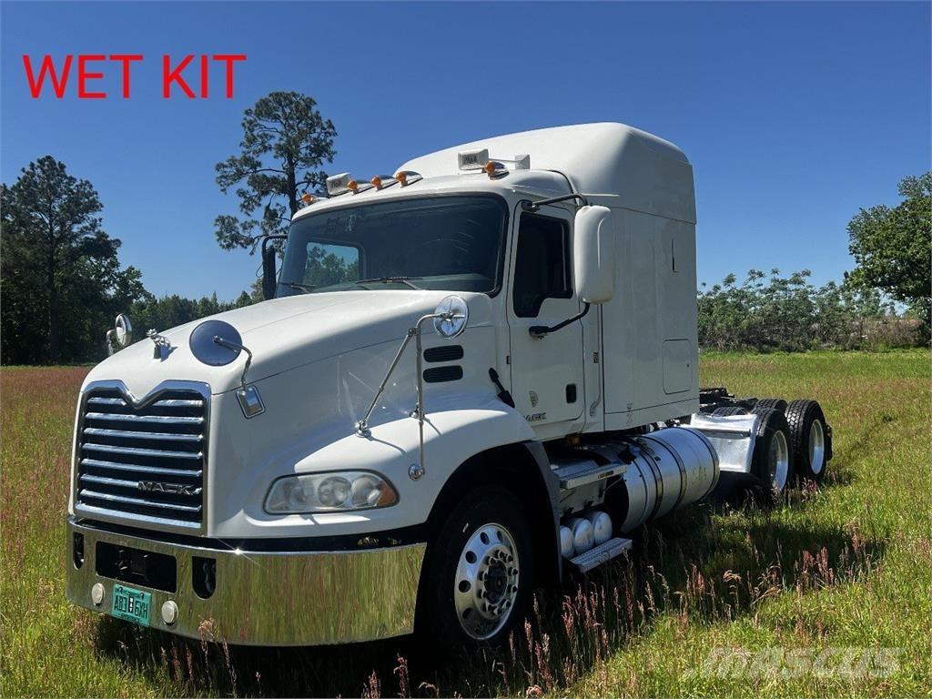 Mack CXU 613 Trekkers