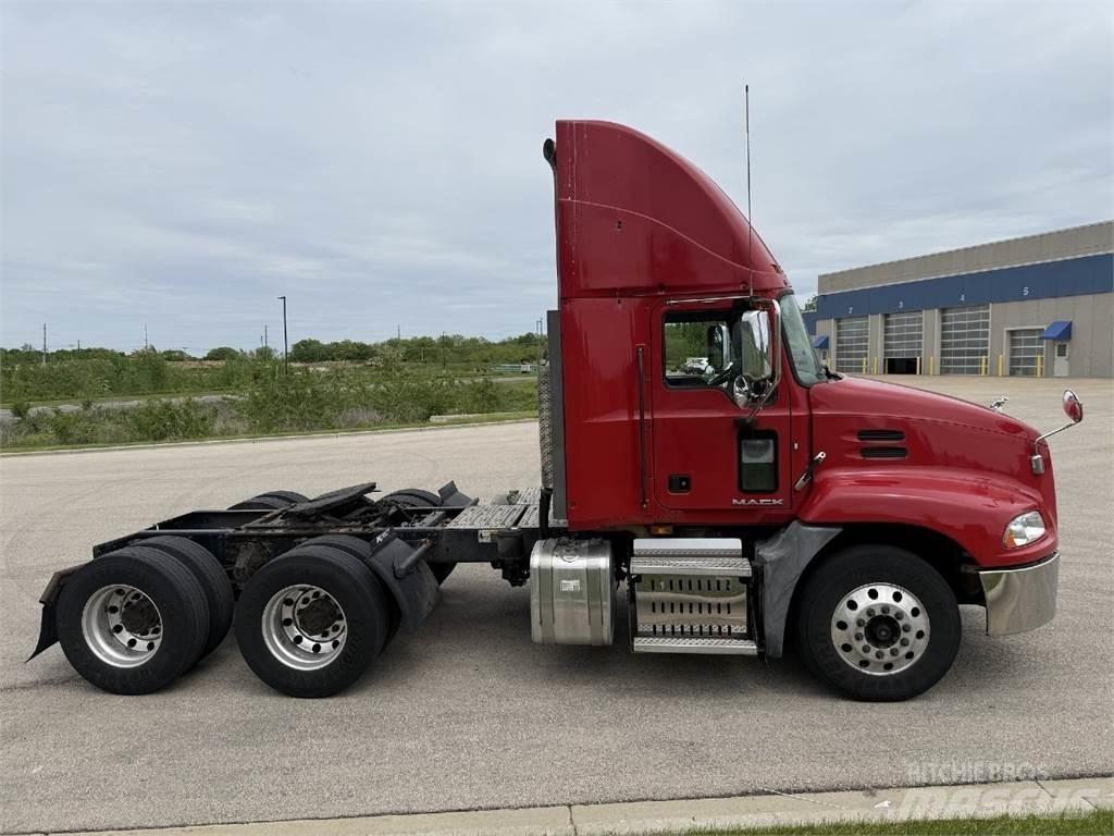 Mack CXU613 Trekkers
