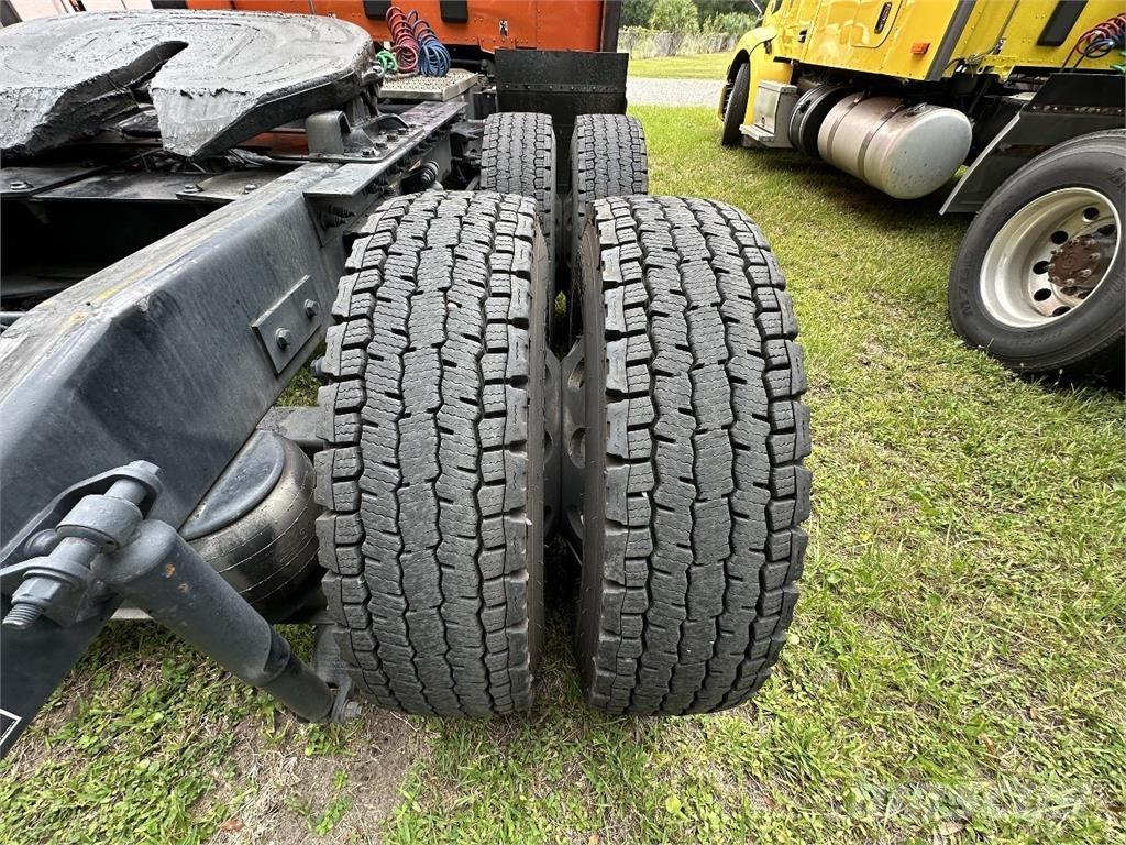 Peterbilt 579 Trekkers