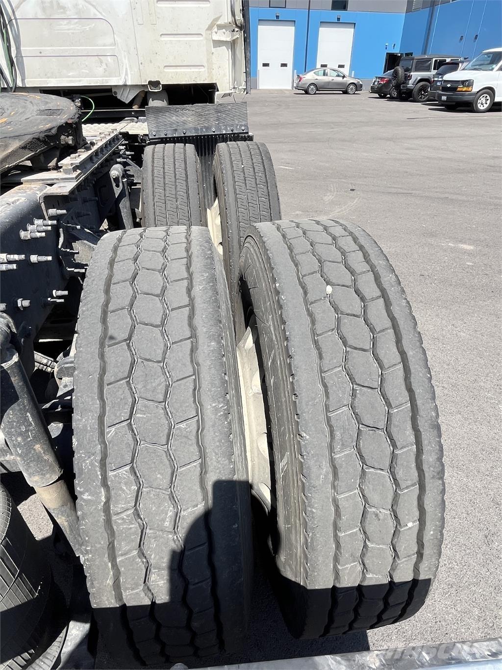 Volvo VNL860 Trekkers