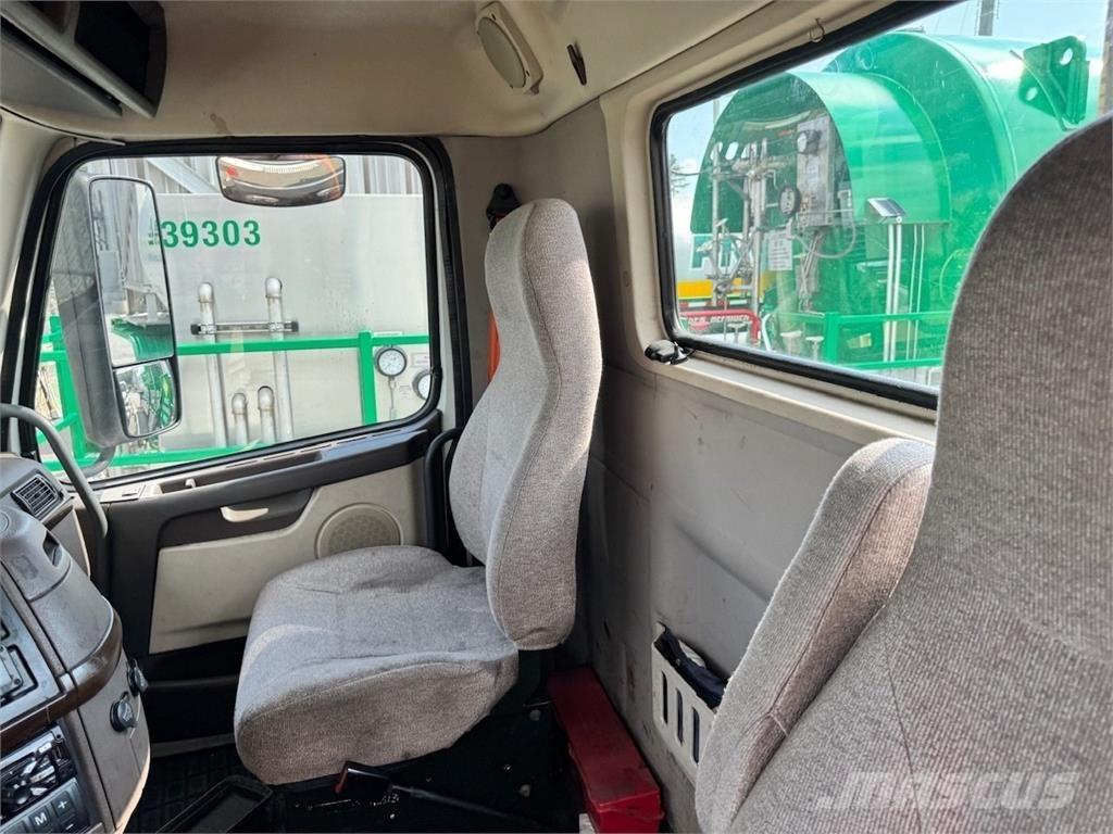 Volvo VNM64T200 Trekkers