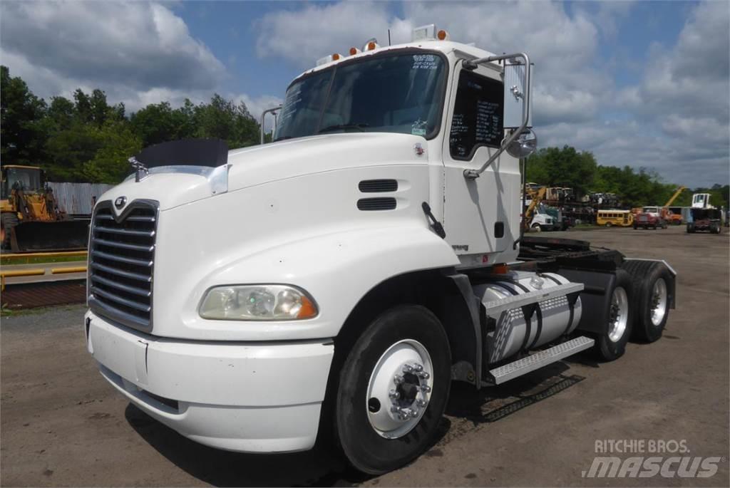 Mack CX613 Chassis met cabine