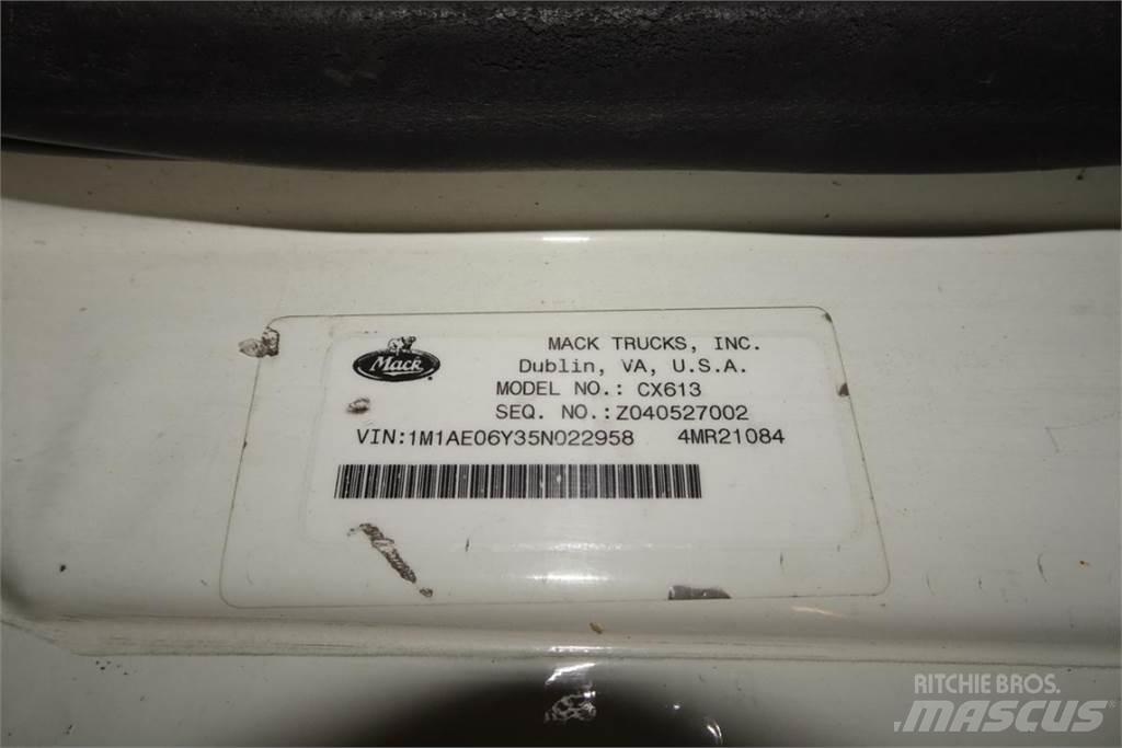 Mack CX613 Chassis met cabine