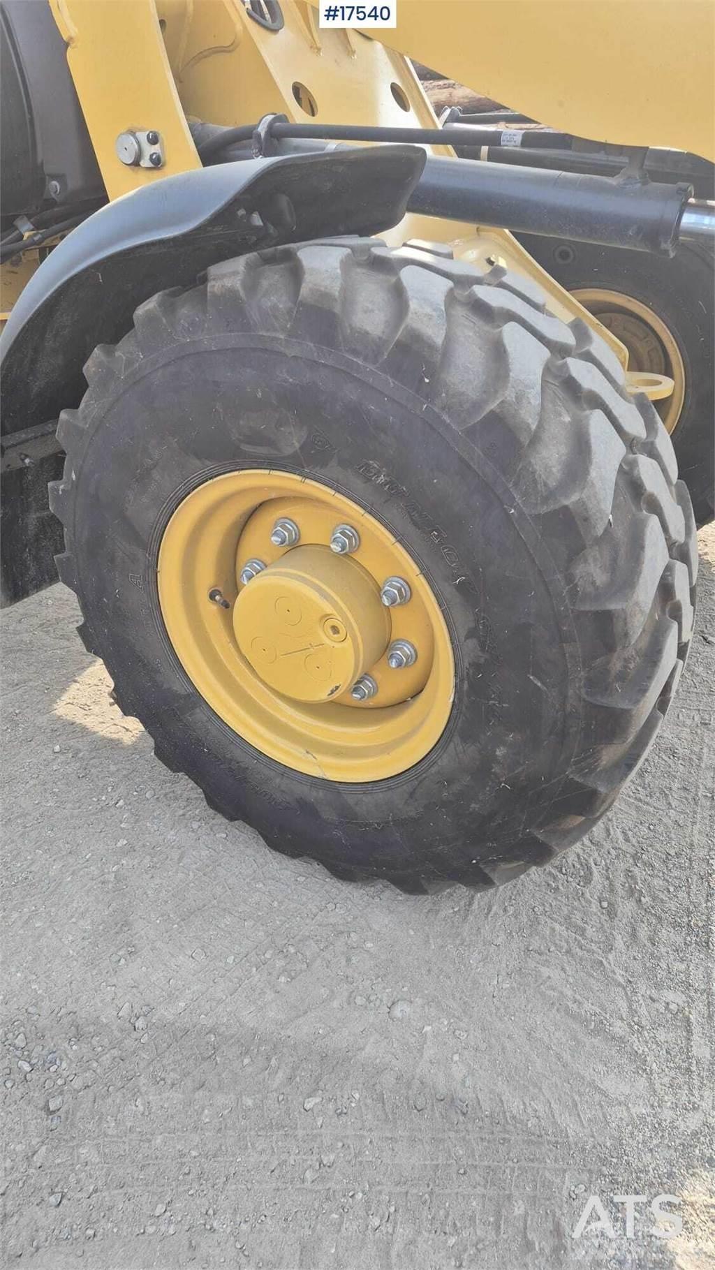 CAT 906M Wielladers