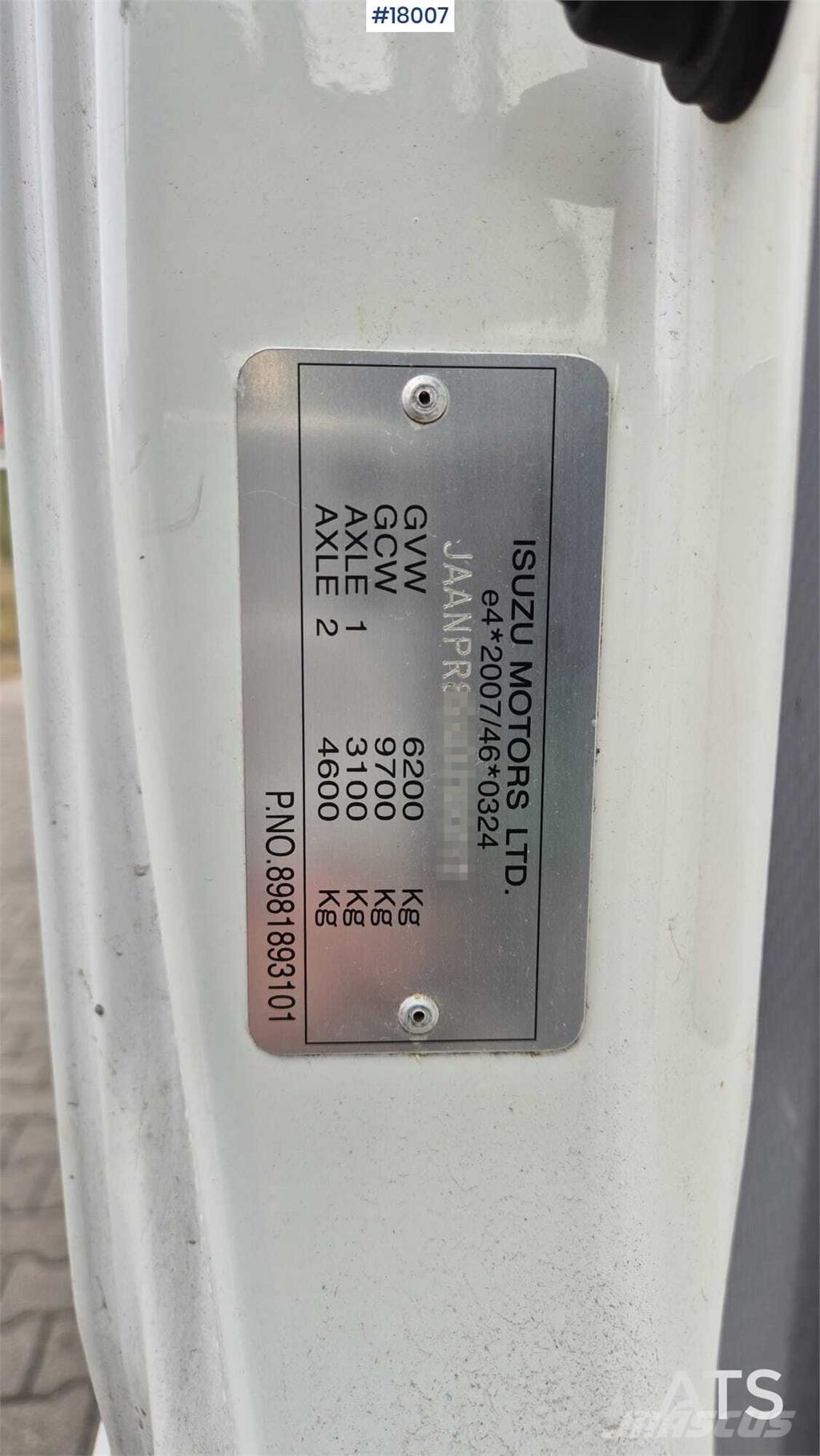 Isuzu N2R Vlakke laadvloer met kraan