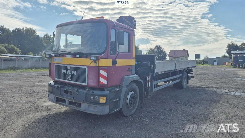 MAN 18.224 Vlakke laadvloer met kraan