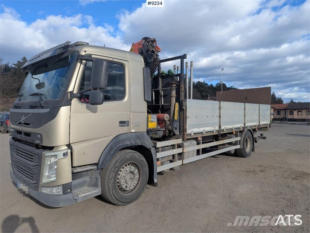 Volvo FM Vlakke laadvloer met kraan