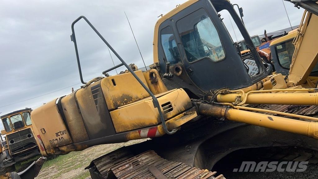 Komatsu PC 240 NLC Rupsbanden, kettingen en onderstel