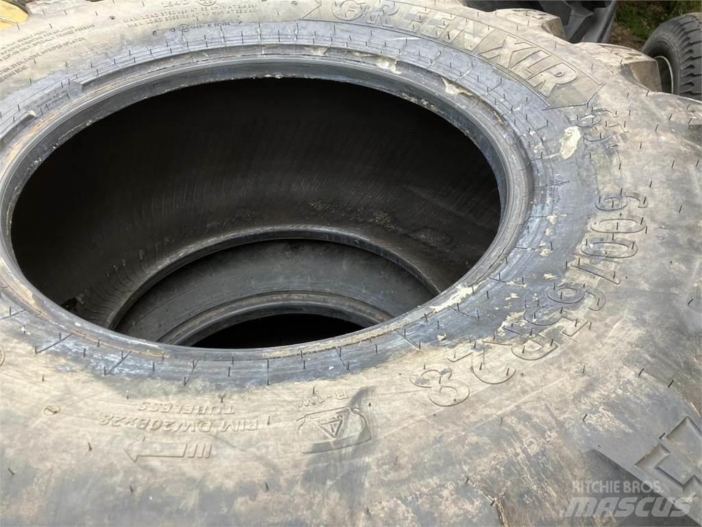 BKT 600/65R28 Banden, wielen en velgen