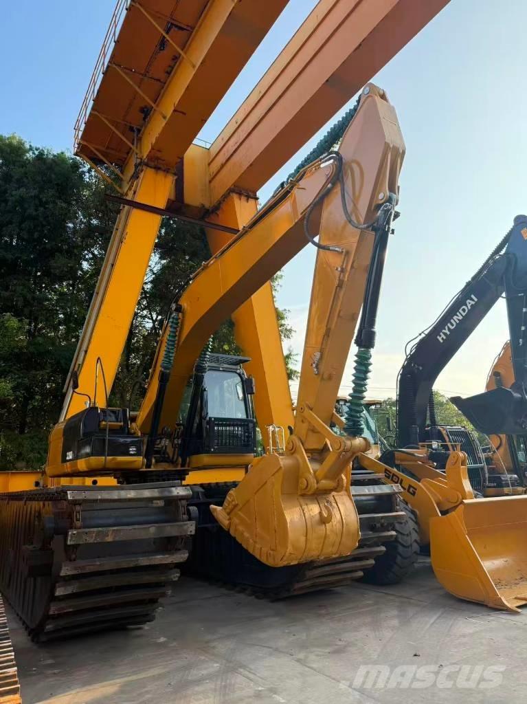 CAT 320D2 Amfibische graafmachines