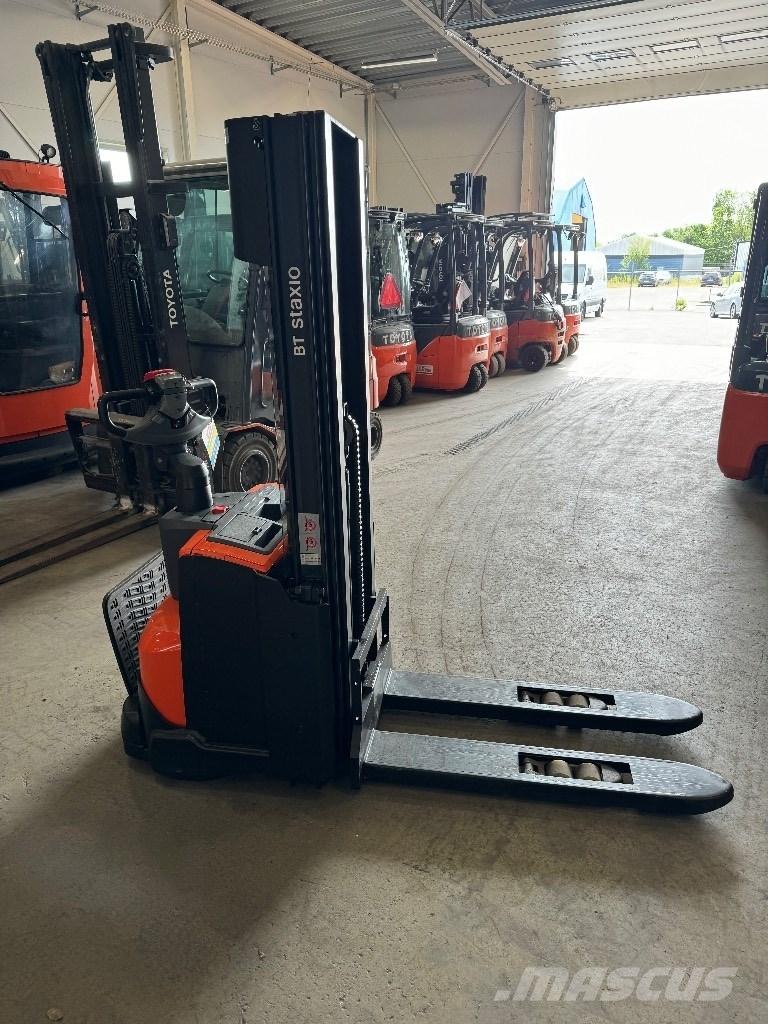 Toyota SWE120L Meeloop stapelaar
