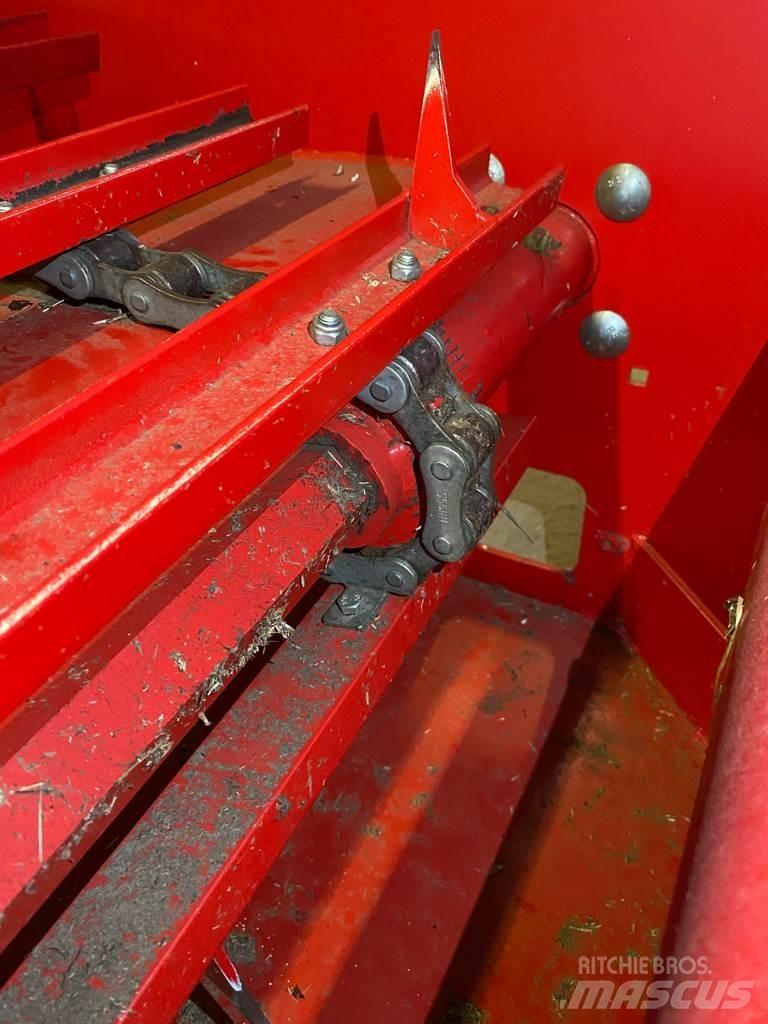 Silofarmer DB18 Balenhakselaars, -snijders en -afwikkelaars