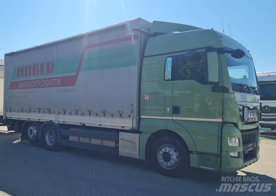 MAN 26.440 / 7.4m / LIFT Schuifzeilopbouw