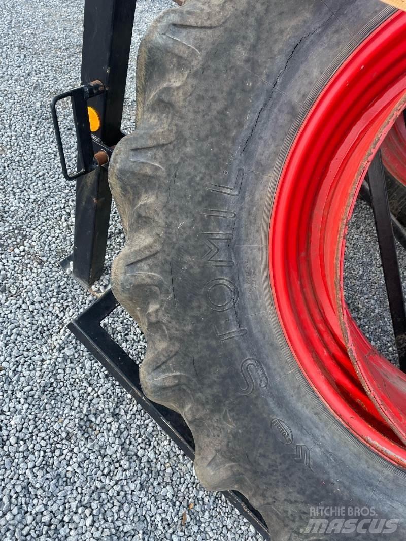 Stomil 20.8 R 38 Banden, wielen en velgen