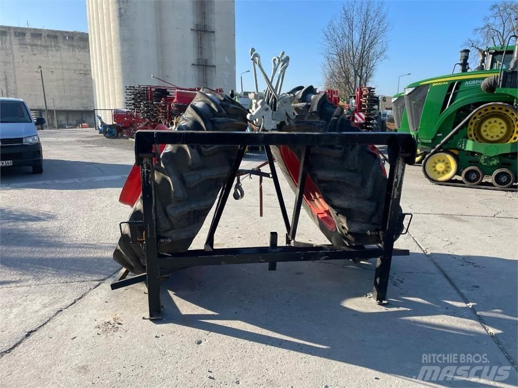 Stomil 20.8 R 38 Banden, wielen en velgen