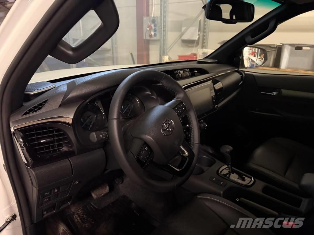 Toyota Hilux 2.8D Gesloten bedrijfswagens