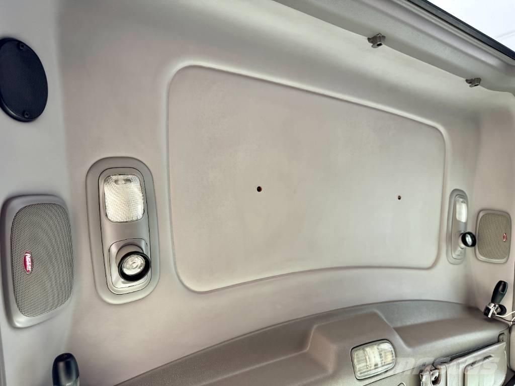 Peterbilt 389 Trekkers
