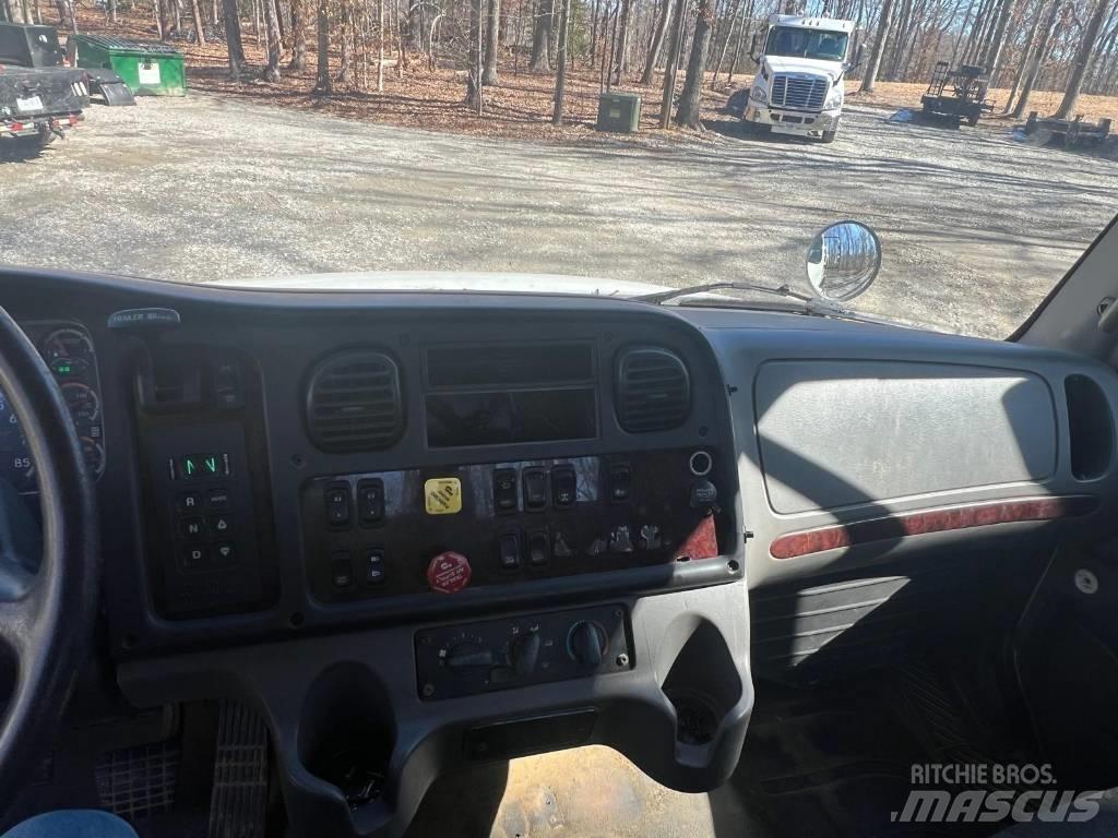 Freightliner M2106 Trekkers