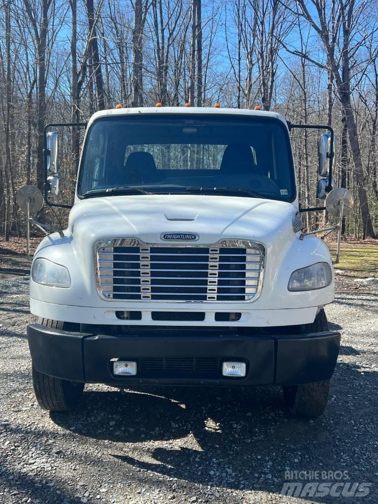 Freightliner M2106 Trekkers