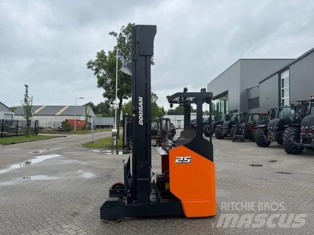 Doosan BR 25 JW-9 Reachtruck voor hoog niveau