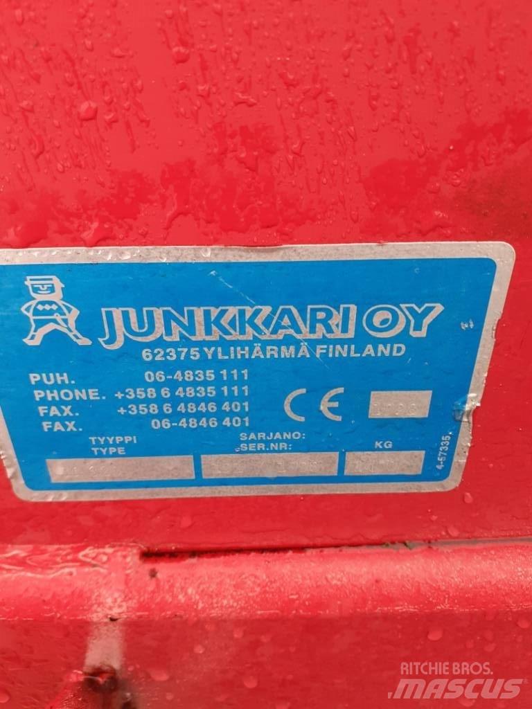 Junkkari NM 320 Maaikneuzers
