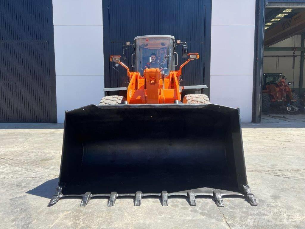 Hitachi LX 210 E Wielladers