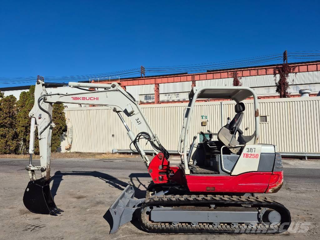 Takeuchi TB 250 Rupsgraafmachines