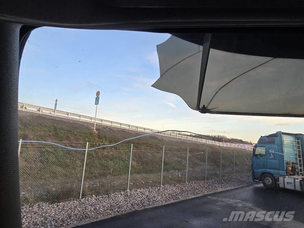 Volvo FM 330 Bakwagens met gesloten opbouw