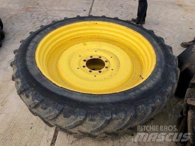  300/95R46 Banden, wielen en velgen