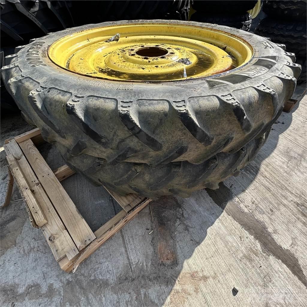  300/95R46 Banden, wielen en velgen