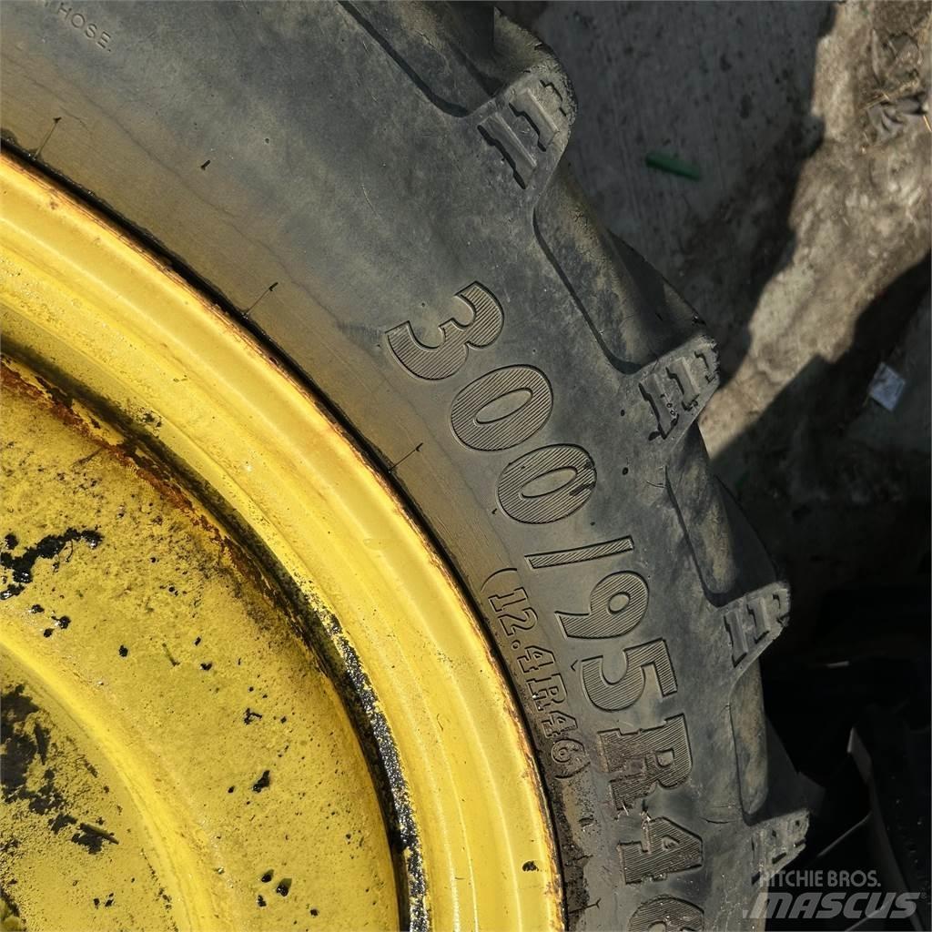 300/95R46 Banden, wielen en velgen