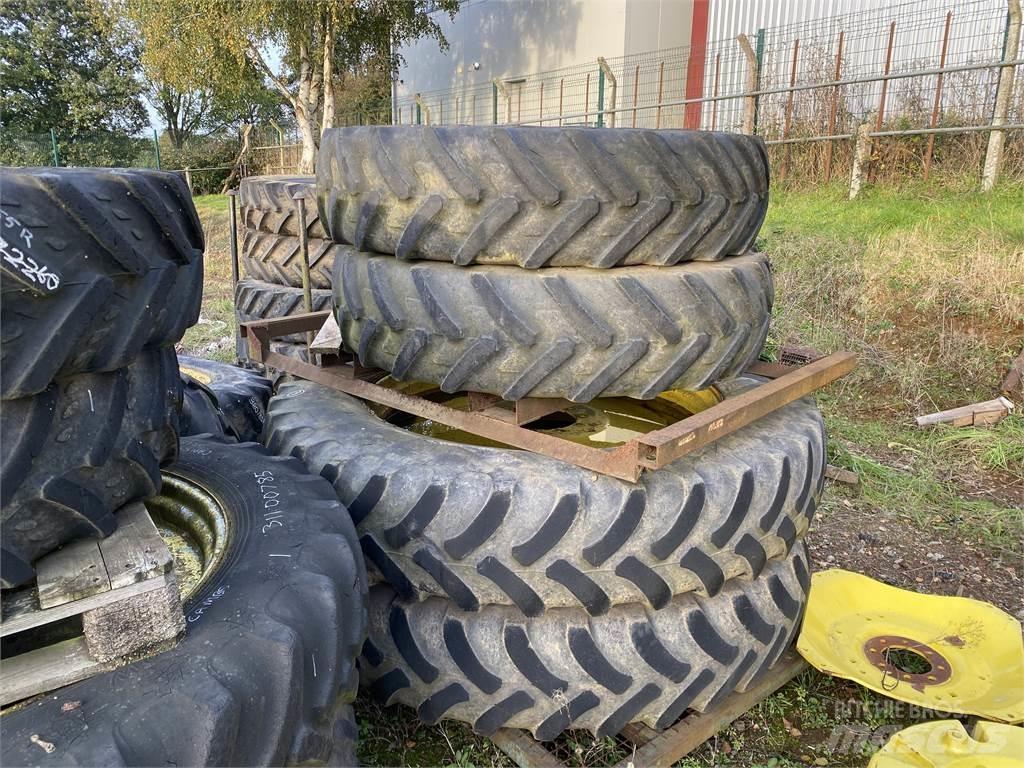  380/105R50 Banden, wielen en velgen