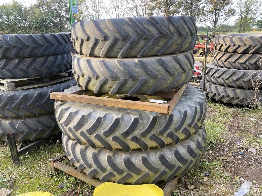  380/105R50 Banden, wielen en velgen