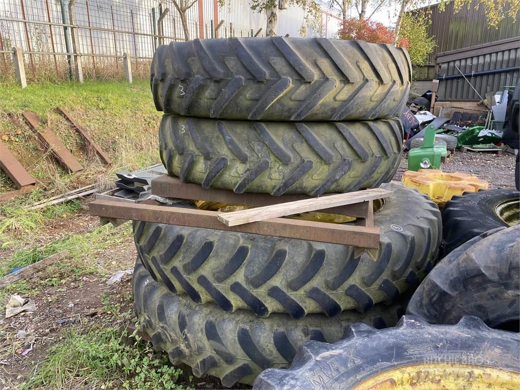  380/105R50 Banden, wielen en velgen