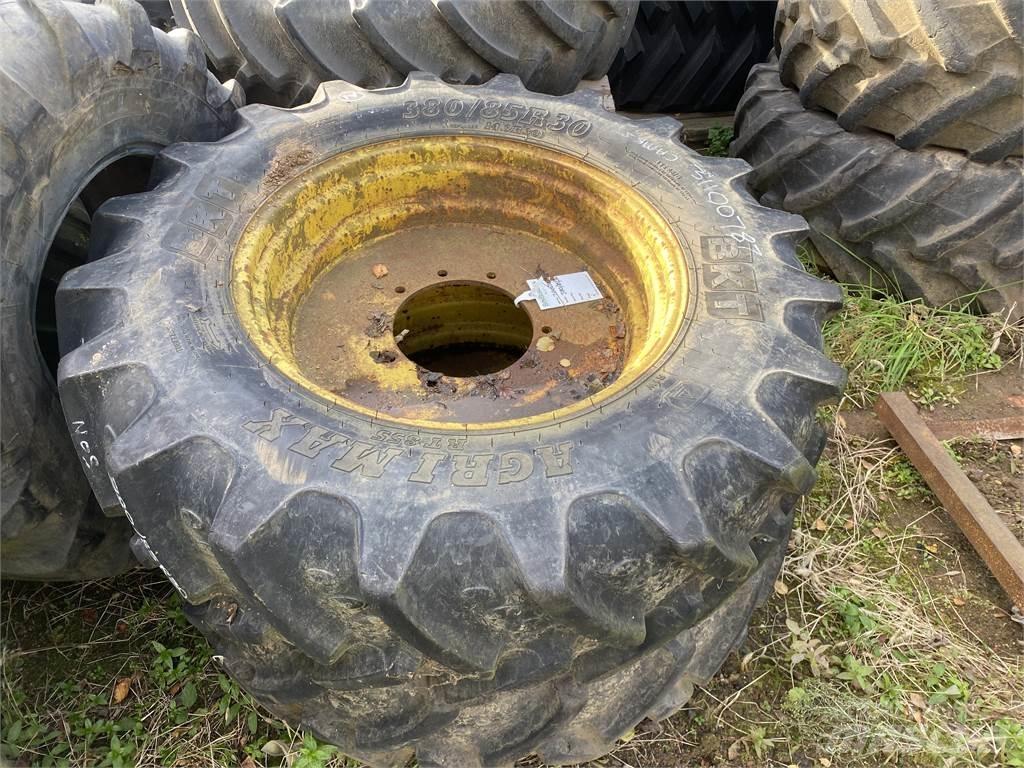  380/85R30 Banden, wielen en velgen