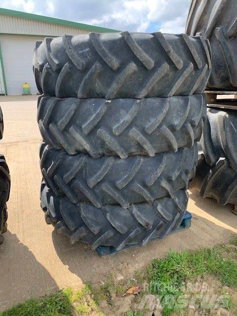  380/85R34 Banden, wielen en velgen