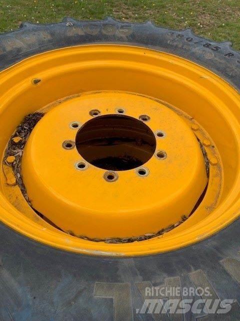  380/85R34 Banden, wielen en velgen