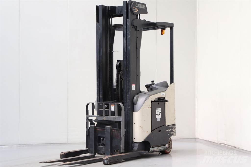 Crown RD5280S-30 Reachtruck voor hoog niveau
