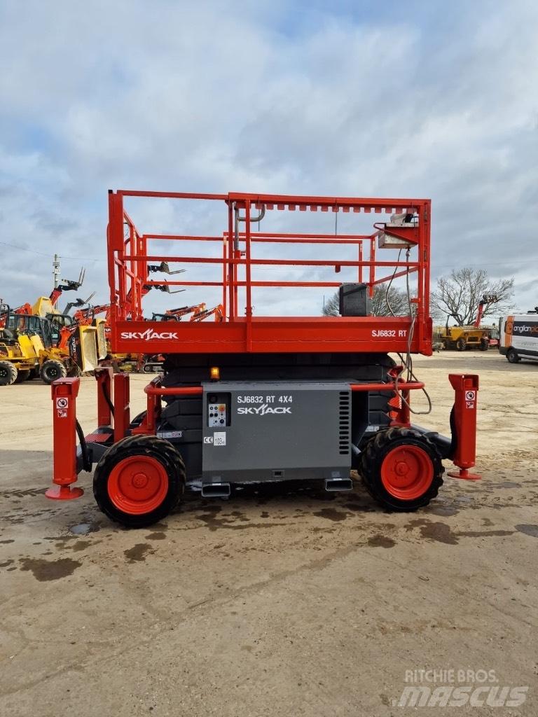 SkyJack SJ 6832 RT Schaarhoogwerkers