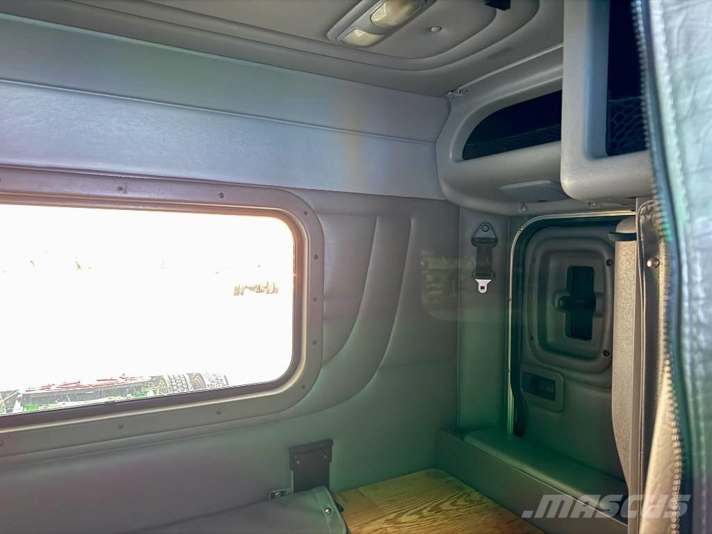 Peterbilt 389 Trekkers