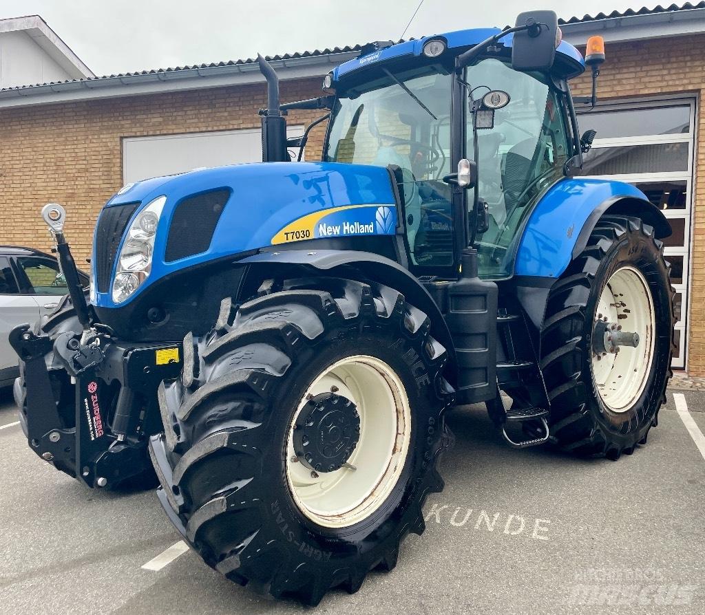 New Holland T 7030 Tractoren