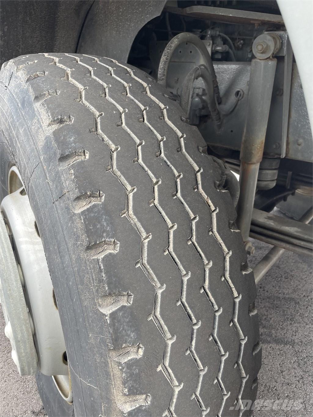 Volvo F 12 Chassis met cabine