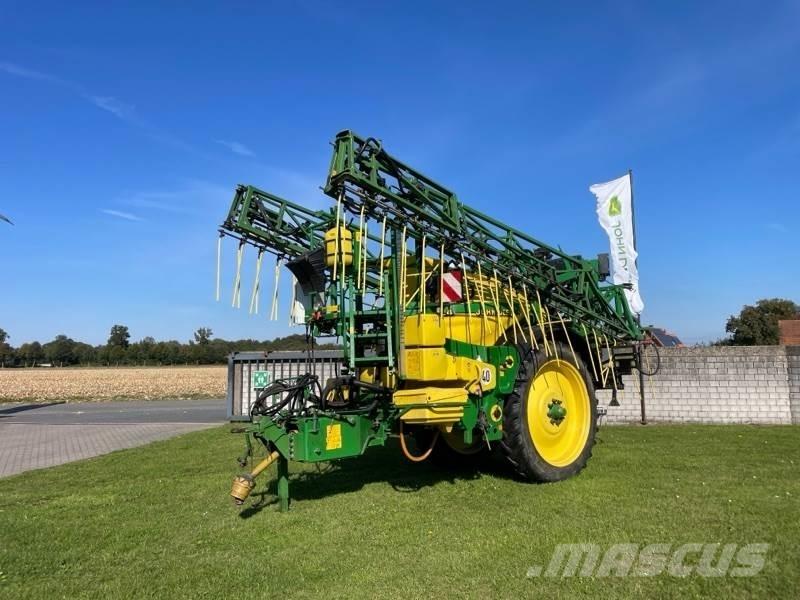 John Deere 824 Getrokken spuitmachines