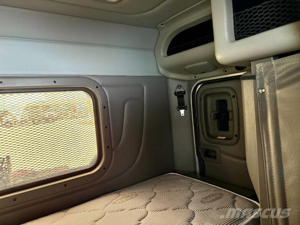 Peterbilt 389 Trekkers